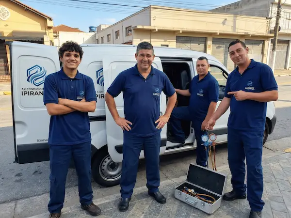 Família feliz e confortável em ambiente climatizado